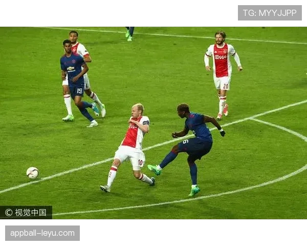 克鲁伊夫传控革命重塑现代足球战术格局