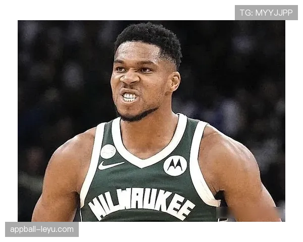 字母哥训练完直接啃鸡胸肉，这自律谁顶得住啊