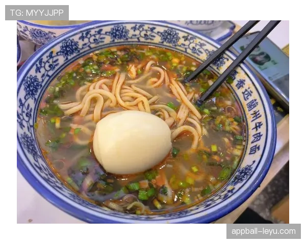 熊朝忠家的米线店开到训练馆隔壁，冠军吃一碗要加三个卤蛋