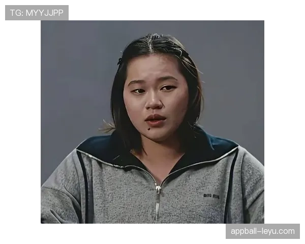 全红婵手里拎着代言合同回村，脚上还是那双旧拖鞋，村口大妈看着都愣住了